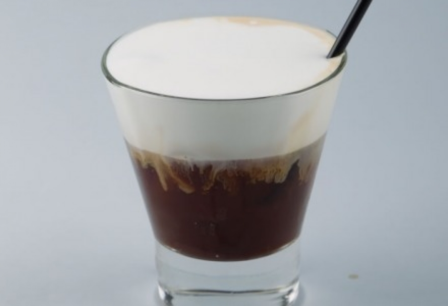 Γάλα στον καφέ: υπάρχουν σοβαροί λόγοι που πρέπει να το αποφεύγετε