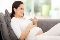 Πόσο νερό πρέπει να πίνει μια έγκυος;