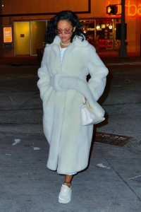 H Rihanna μόλις φόρεσε ένα vintage iconic παλτό του οίκου Celine