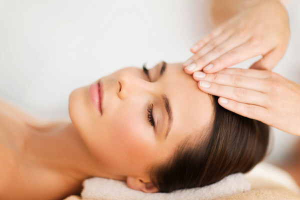 Facial Massage: Το αγαπημένο μυστικό ομορφιάς των σταρ