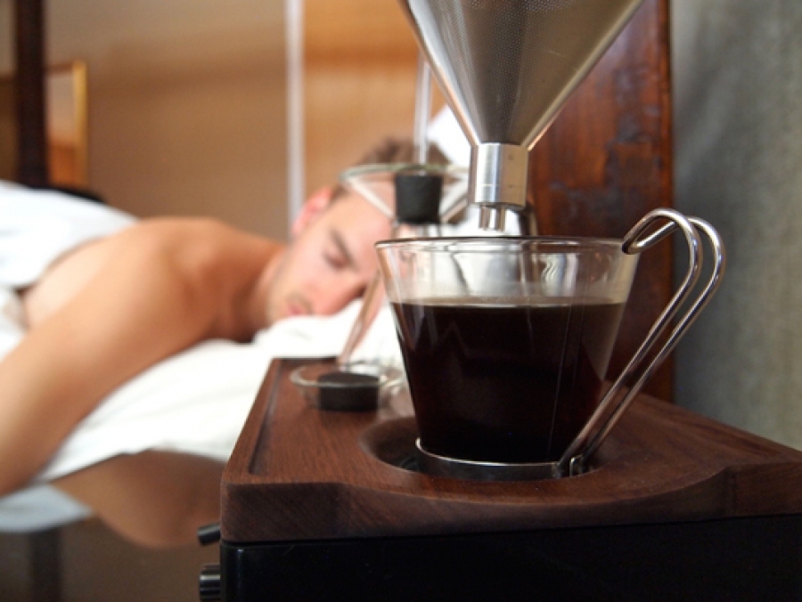 Ναι, υπάρχει ξυπνητήρι που φτιάχνει ΚΑΙ καφέ