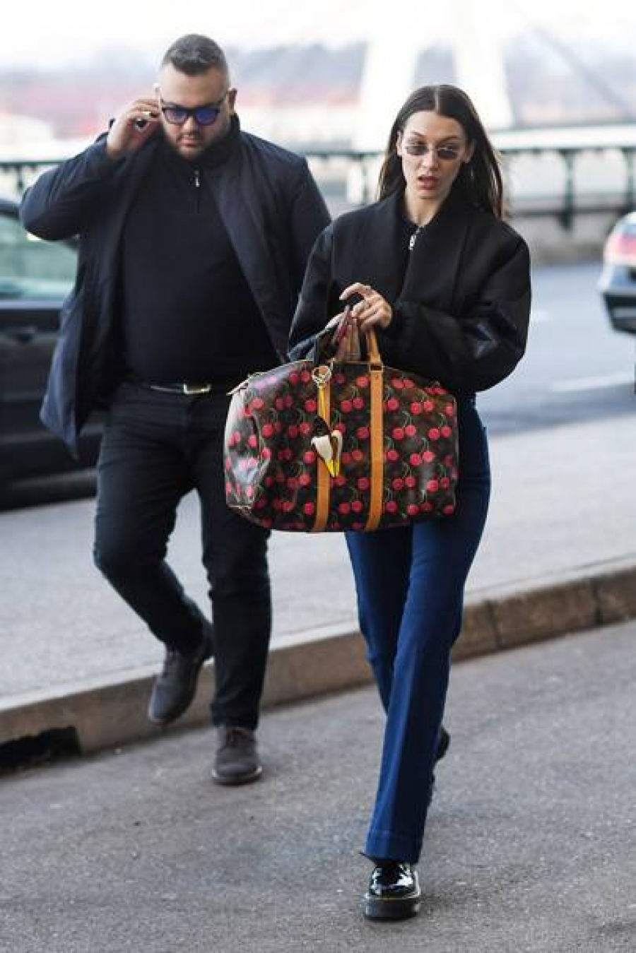 Η Bella Hadid κρατάει την απόλυτη travel bag!