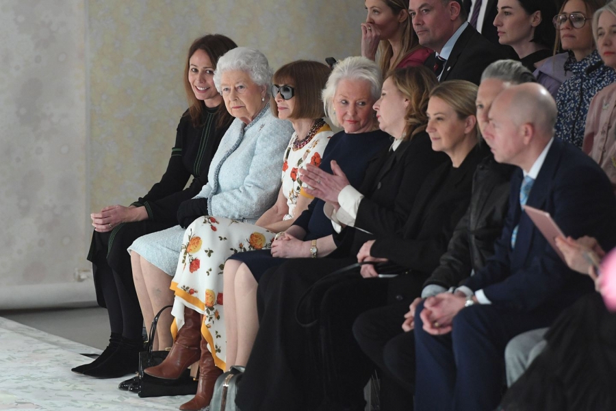 Η Βασίλισσα Ελισάβετ έκανε το...ντεμπούτο της στην εβδομάδα μόδας στο Λονδίνο.
