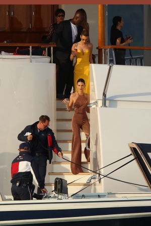 H Bella Hadid και η Kendall Jenner διασκεδάζουν στο Μονακό