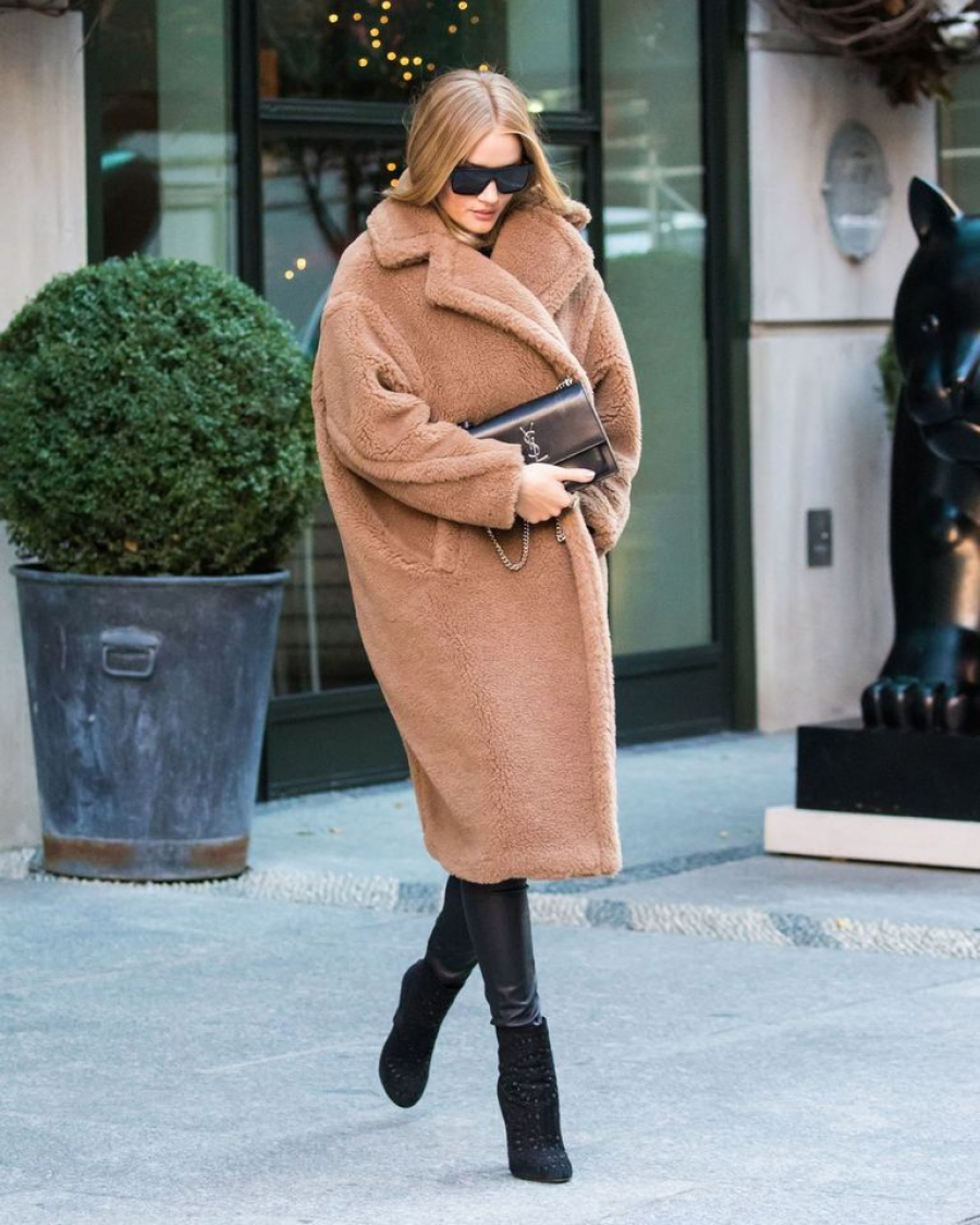 Η Rosie Huntington-Whiteley προτείνει 4 υπέροχα παλτό για τον φετινό χειμώνα