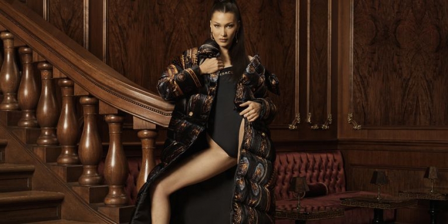 Η Bella Hadid πρωταγωνιστεί στην νέα καμπάνια της συνεργασίας Kith &amp; Versace
