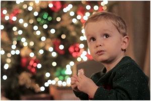 7 tips για να προφυλάξετε το χριστουγεννιάτικο δέντρο από τα μικρά παιδιά