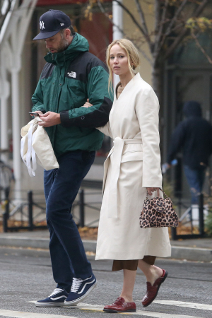 Η Jennifer Lawrence φοράει το απόλυτο λευκό παλτό
