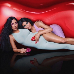 Το νέο άρωμα της Kylie Jenner έχει σχήμα χειλιών