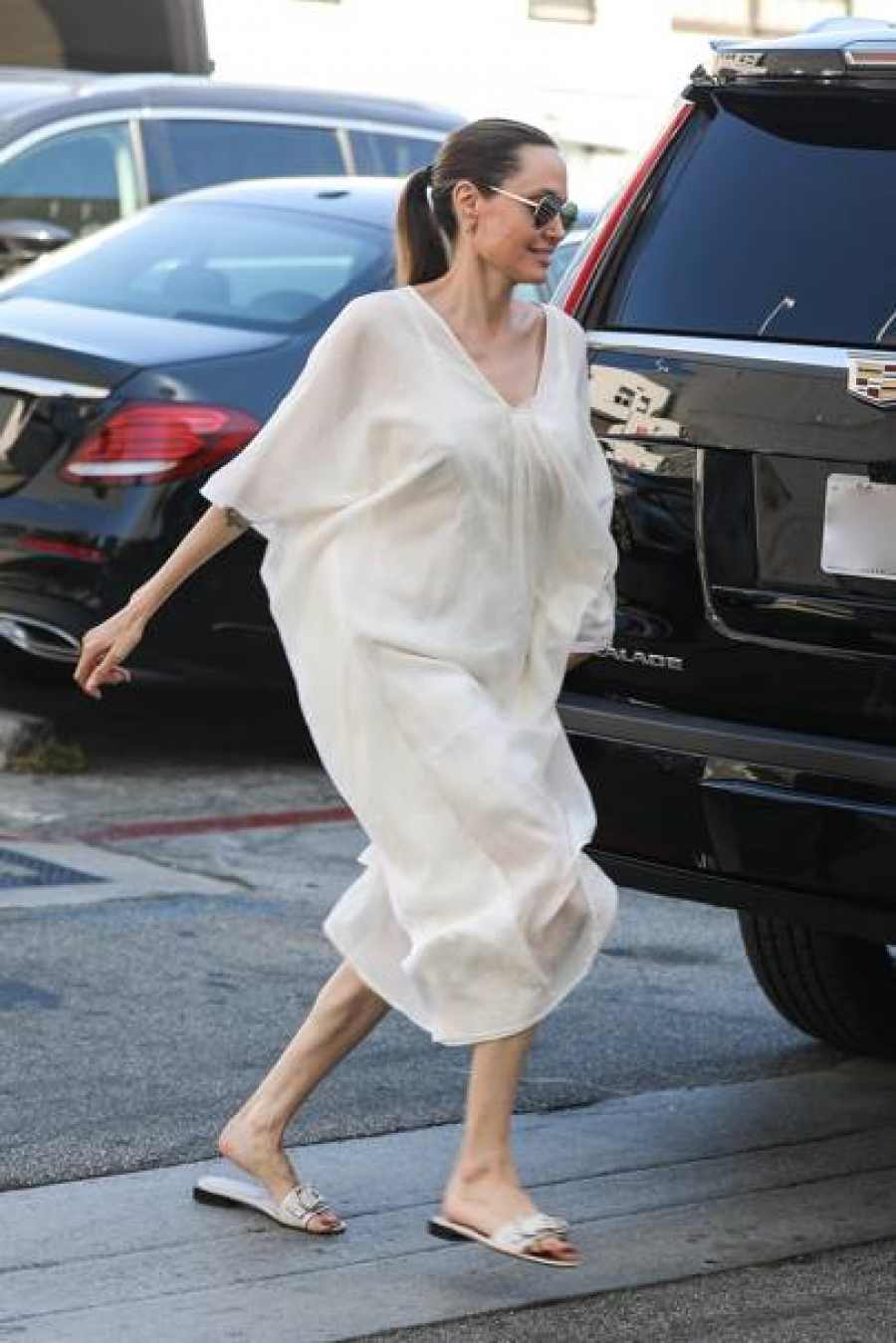 Η Angelina Jolie φόρεσε τα ωραιότερα flat shoes του καλοκαιριού