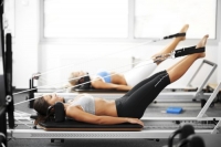 Pilates Reformer: 6 απίθανες ασκήσεις για να σμιλέψετε τους γοφούς σας