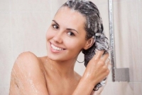 5 λάθη που κάνεις όταν λούζεις τα μαλλιά σου