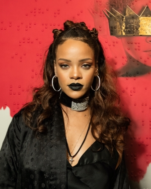 Το νέο μαύρο κραγιόν της Rihanna είναι οτι πρέπει για το Halloween
